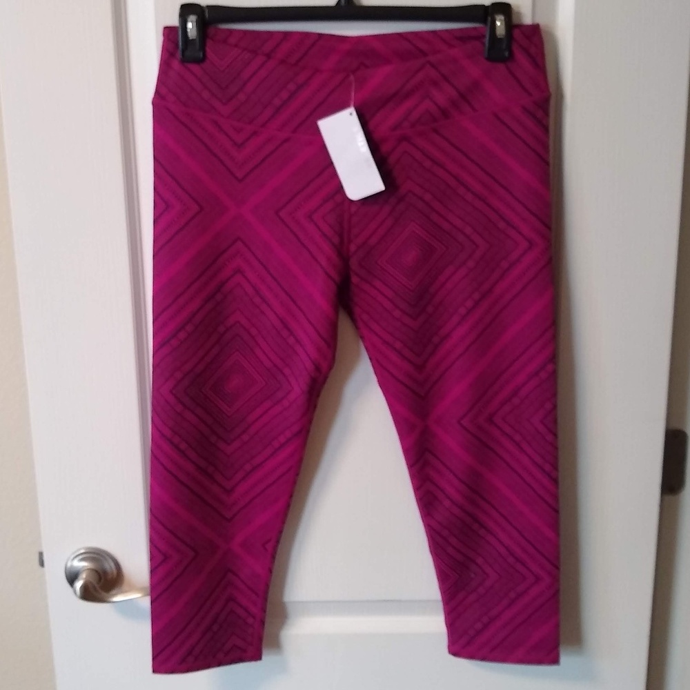 NWT Fabletics Pink Pattern Salar Capri Leggings L